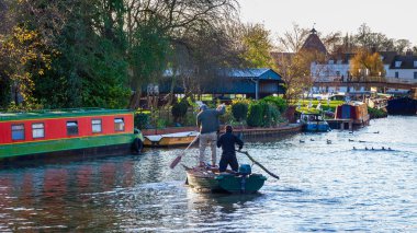 ELY, CAMBRIDGESHIRE, İngiltere - 23 Kasım 2012 'de Ely' de Great Ouse Nehri 'ni geçmek. Tanımlanamayan kişiler