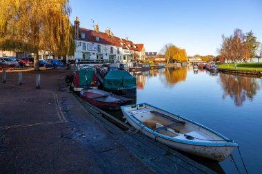ELY, CAMBRIDGESHIRE, İngiltere - 23 Kasım 2012 'de Ely' deki Great Ouse Nehri boyunca bakın. Tanımlanamayan kişiler