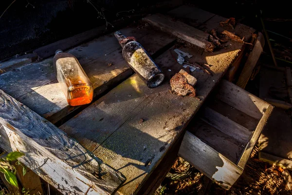 废弃建筑中的长椅上的瓶子 — 图库照片