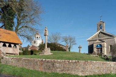 GLYNDE, EAST SUSSEX, İngiltere - 12 Ocak 2022 'de Glynde, Doğu Sussex, İngiltere' deki St Marys kilisesinin görüntüsü