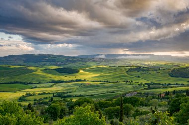 VAL D 'ORCIA, TUSCANY, İtalya - 17 Mayıs 2013' te Val d 'Orcia, Toskana' da fırtınalı günbatımı