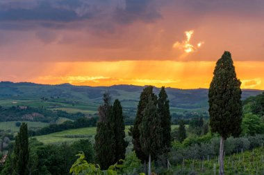 VAL D 'ORCIA, TUSCANY, İTALYA - 17 Mayıs 2013' te Val d 'Orcia, Toskana' da gün batımı