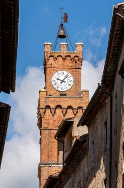PIENZA, TUSCANY, ITALY - 18 Mayıs: Pienza, Tuscany, İtalya 'daki Halk Sarayı saat kulesi 18 Mayıs 2013