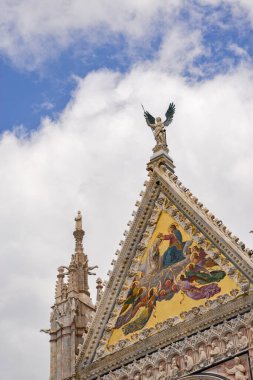 SIENNA, TUSCANY, İtalya - 18 Mayıs 2013 'te Sienna, Tscany, İtalya' daki Duomo 'nun yakın görüntüsü
