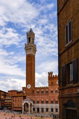 SIENNA, TUSCANY, ITALY - 18 Mayıs 2013: Sienna, Tuscany, İtalya 'da Mangia Kulesi. Tanımlanamayan kişiler