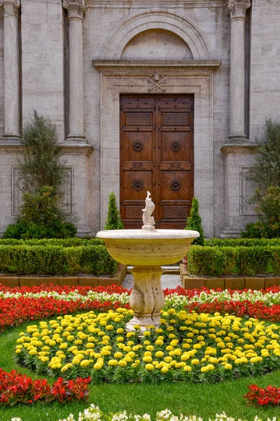 Pienza Tuscany イタリア 5月18日 イタリアのトスカーナ州ピエンツァのピエンツァ大聖堂の外の花の展示2013年5月18日 — ストック写真