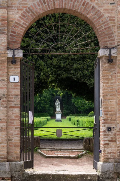 Castiglione Del Lago Perugia Umbria Italia Mayo Arco Hacia Jardín — Foto de Stock
