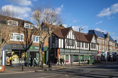 EAST GRINSTEAD, BATI SUSSEX, İngiltere - 31 Ocak 2022 'de Doğu Grinstead' deki dükkanların görüntüsü. Tanımlanamayan kişiler