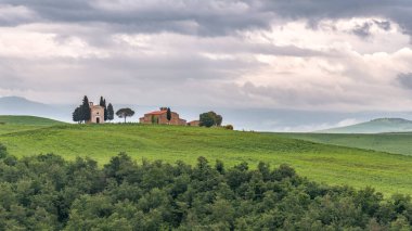 Vitaleta Kilisesi, San Quiricio yakınlarındaki Val d 'Orcia' daki bir tepenin tepesinde.