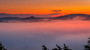 val d'orcia Toskana üzerinde gündoğumu