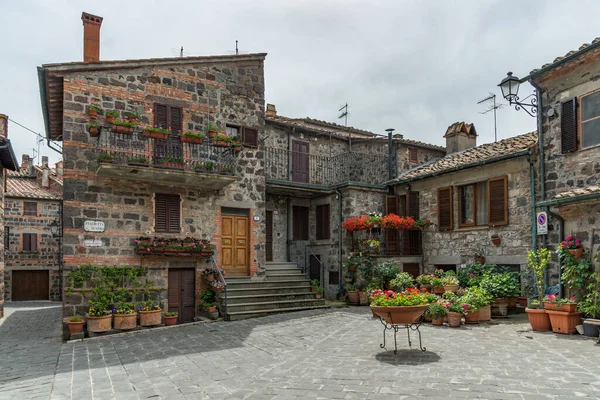 Radicofani Tuscanía Italia Mayo Multitud Flores Expuestas Fuera Una Casa —  Fotos de Stock