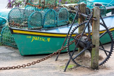 BUDE, CORNWALL, İngiltere - 15 Ağustos 2013 'te Cornwall, Bude' da kürek ve ıstakoz kapları