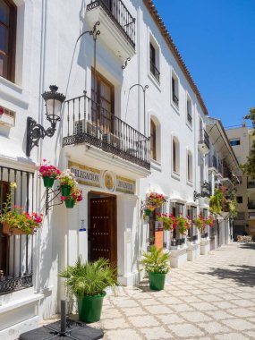 ESTEPONA, ANDALUCIA, İSPAN - 5 Mayıs 2014 'te İspanya' nın Estepona kentindeki şehir yönetimi