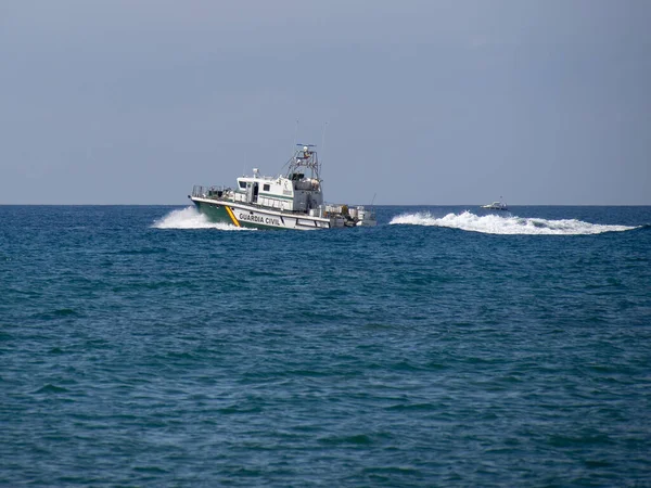 Calahonda Andalucia Hiszpania Maj Guardia Łódź Cywilna Przepływająca Przez Morze — Zdjęcie stockowe