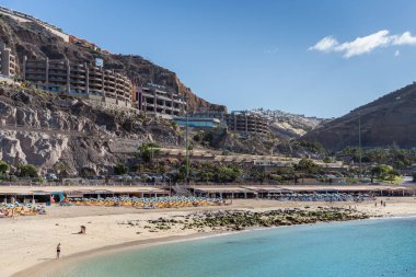 AMADORES, Grand Canaria, Kanarya Adaları, İspanya - 6 Mart 2022 'de Amadores, Gran Canaria' daki sahilin görüntüsü. Tanımlanamayan kişiler