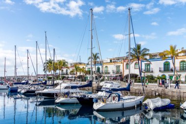 PUERTO DE MOGAN, Büyük Kanarya, Kanarya Adaları - 7 Mart 2022 tarihinde Puerto de Mogan Gran Kanaryası 'ndaki marina manzarası. Tanımlanamayan kişiler