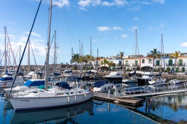PUERTO DE MOGAN, Büyük Kanarya, Kanarya Adaları - 7 Mart 2022 tarihinde Puerto de Mogan Gran Kanaryası 'ndaki marina manzarası. Tanımlanamayan kişiler