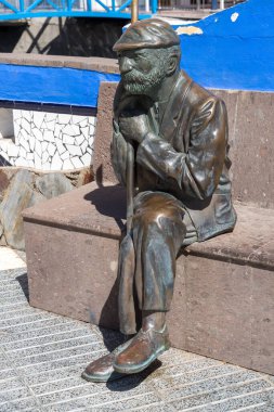 PUERTO DE MOGAN, GRAN CANARIA, Kanada - 7 Mart 2022 tarihinde Puerto de Mogan Gran Canaria 'da Elias Hernandez Garcia' nın heykeli