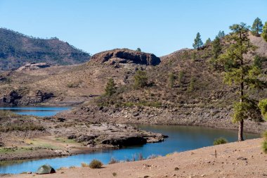 Gran Canaria 'daki yüksek dağlarda bir göl manzarası