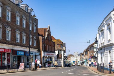 EAST GRINSTEAD, BATI SUSSEX, İngiltere - 24 Mart 2022 'de Doğu Grinstead' deki Londra Yolu 'nun görüntüsü. Tanımlanamayan kişiler