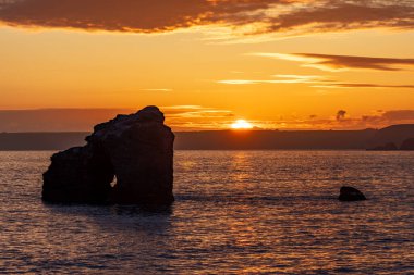 Günbatımı Thurlestone Rock 'ta, South Milton Sands Devon' da
