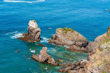 Devon 'da Dış Umut yakınlarında denizdeki kayalar