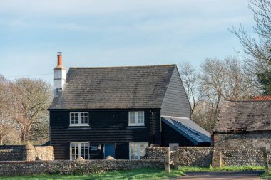 GLYNDE, EAST SUSSEX, İngiltere - 12 HAZİRAN: Glynde, Doğu Sussex, İngiltere 'deki Wharf Cottage' a 12 Ocak 2022