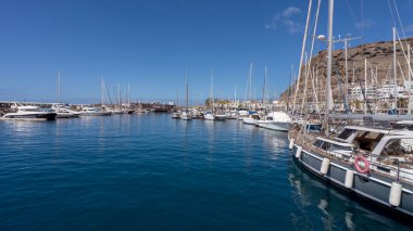 PUERTO DE MOGAN, GRAN CANARIA, Kanarya Adaları - 7 Mart 2022 'de Puerto de Mogan Gran Kanaryası' ndaki yat limanının görüntüsü