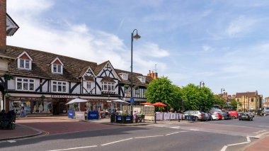 EAST GRINSTEAD, Batı SUSSEX, İngiltere - 17 Haziran: Doğu Grinstead 'deki High Street' te 17 Haziran 2022 'de cafe kültürü. Tanımlanamayan kişiler