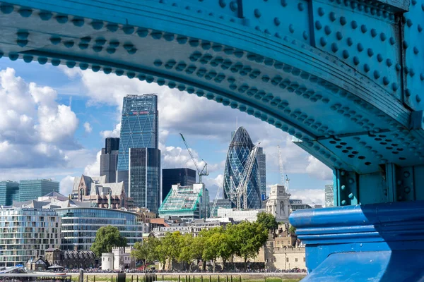 8月22日 2014年8月22日 伦敦塔桥下的现代建筑景观 身份不明的人 — 图库照片