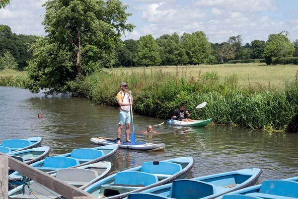 Barcombe East Sussex 2022年6月26日 夏の日にBarcombeのアンカーパブでボート 正体不明の4人 — ストック写真