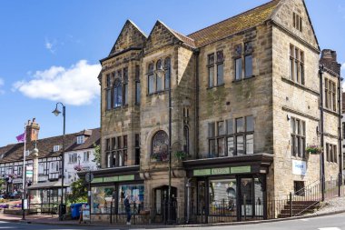 Doğu GrinstEad, Batı SUSSEX, İngiltere - 1 Temmuz 2022 'de Doğu Grinstead' de eski bir taş binanın görüntüsü. Tanımlanamayan kişiler