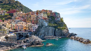 Manarola, Liguria/İtalya - 20 Nisan : 20 Nisan 2019 tarihinde Manarola Liguria İtalya'nın kıyı görünümü. Tanımlanamayan kişiler