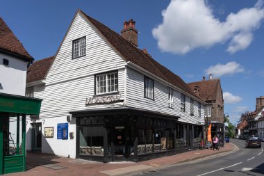 Doğu GrinstEad, Batı SUSSEX, İngiltere - 1 Temmuz 2022 'de Doğu Grinstead' deki Monsson restoranının görüntüsü. Kimliği belirsiz biri.