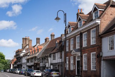 EAST GRINSTEAD, BATI SUSSEX, İngiltere - 1 Temmuz 2022 'de Doğu Grinstead' deki High Street 'in görüntüsü