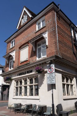 EAST GRINSTEAD, BATI SUSSEX, İngiltere - 1 Temmuz 2022 'de Doğu Grinstead' de 1 Orta Satır 'ın görüntüsü