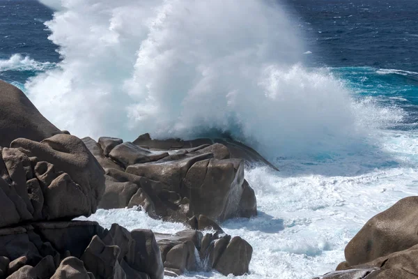 Capo Testa サルデーニャ島の海岸線をガンガン波 — ストック写真
