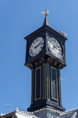 Brighton, Doğu Sussex, İngiltere - 15 Temmuz 2022 - 15 Temmuz 2022 'de Brighton rıhtımındaki siyah saat kulesinin görüntüsü