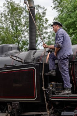 Sheffield Park Doğu Sussex, İngiltere - 13 Temmuz 2022: Sheffield Park istasyonunda 13 Temmuz 2022 tarihinde 80151 sefer sayılı lokomotifi 3000 galon suyla doldurmak. Kimliği belirsiz bir adam.