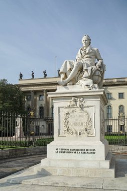 Berlin, Almanya - 15 Eylül 2014: Humboldt heykeli Berlin 'deki Humboldt Üniversitesi önünde 15 Eylül 2014