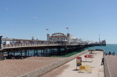 Brighton, Doğu Sussex, İngiltere - 15 Temmuz 2022 - 15 Temmuz 2022 'de Brighton' daki rıhtım manzarası. Tanımlanamayan kişiler