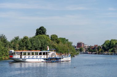 Surbiton Surrey, İngiltere - 15 Temmuz 2022: Yarmouth Belle 15 Temmuz 2022 'de Hampton Court' tan Kingston 'a doğru yola çıktı. Tanımlanamayan kişiler