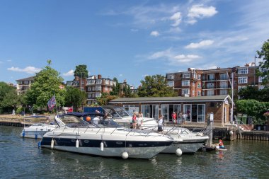Surbiton Surrey, İngiltere - 15 Temmuz 2022: 15 Temmuz 2022 'de Thames nehri üzerindeki Londra River Yat Kulübü' nün görüntüsü. Tanımlanamayan kişiler