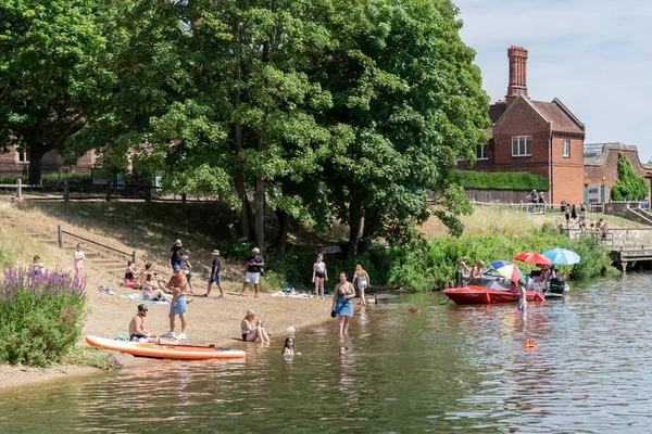 Hampton Court Surrey July 2022 People Enjoying River Thames Hampton — 图库照片