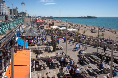 Brighton, Doğu Sussex, İngiltere - 15 Temmuz 2022 - 15 Temmuz 2022 'de Brighton plajı görüntülendi. Tanımlanamayan kişiler