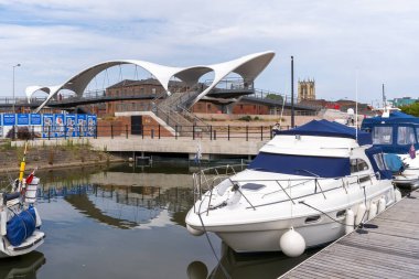 KINGSTON UPON HULL, YORKSHIRE, İngiltere - 17 Temmuz: Murdoch 'un 17 Temmuz 2022' de Kingston 'daki yat limanındaki bağlantı köprüsü