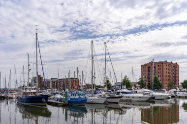 KINGSTON UPON HULL, YORKSHIRE, UK - 17 Temmuz 2022 'de Hull' da Kingston 'daki ana limanda tekne görüntüsü