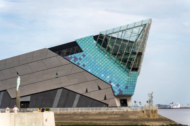 KINGSTON UPON HULL, YORKSHIRE, UK - 17 Temmuz 2022 'de Kingston' daki yat limanındaki derin bina. Kimliği belirsiz dört kişi.