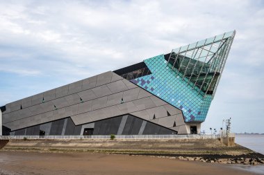 KINGSTON UPON HULL, YORKSHIRE, UK - 17 Temmuz 2022 'de Kingston' daki yat limanındaki derin bina