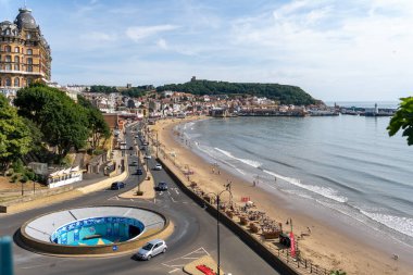 Scarborough, Kuzey Yorkshire 'da 18 Temmuz 2022' de deniz cephesinin görüntüsü. 18 Temmuz 2022 'de. Tanımlanamayan kişiler